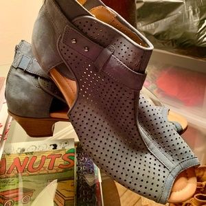 EARTH brand, low-heeled blue-gray suede shoes, 12